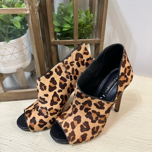 BCBGMAXAZRIA Darien Peep Toe Bootie High Heel Leopard Leather Women's sz 5.5 - Picture 10 of 10